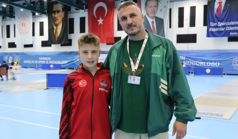 Samsunlu Cihangir Pehlivan, U12 kılıçta Türkiye şampiyonluğu elde etti