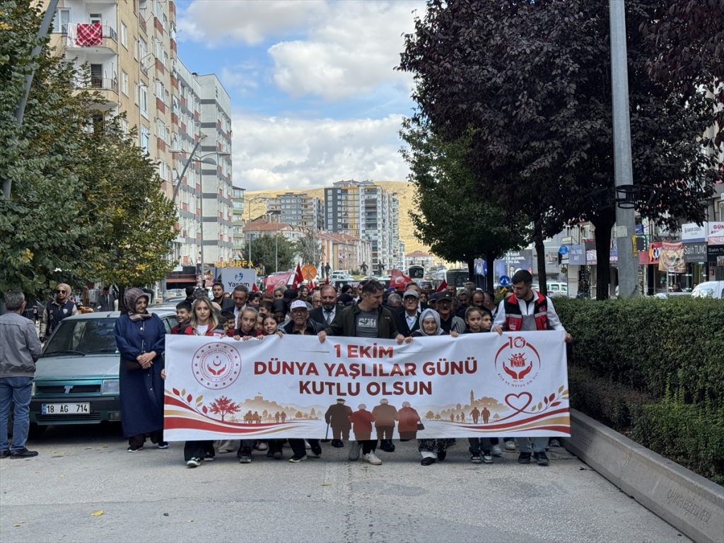 Üç kentte Yaşlılar Günü yürüyüşü yapıldı, Samsun Valisi Tavlı konuştu